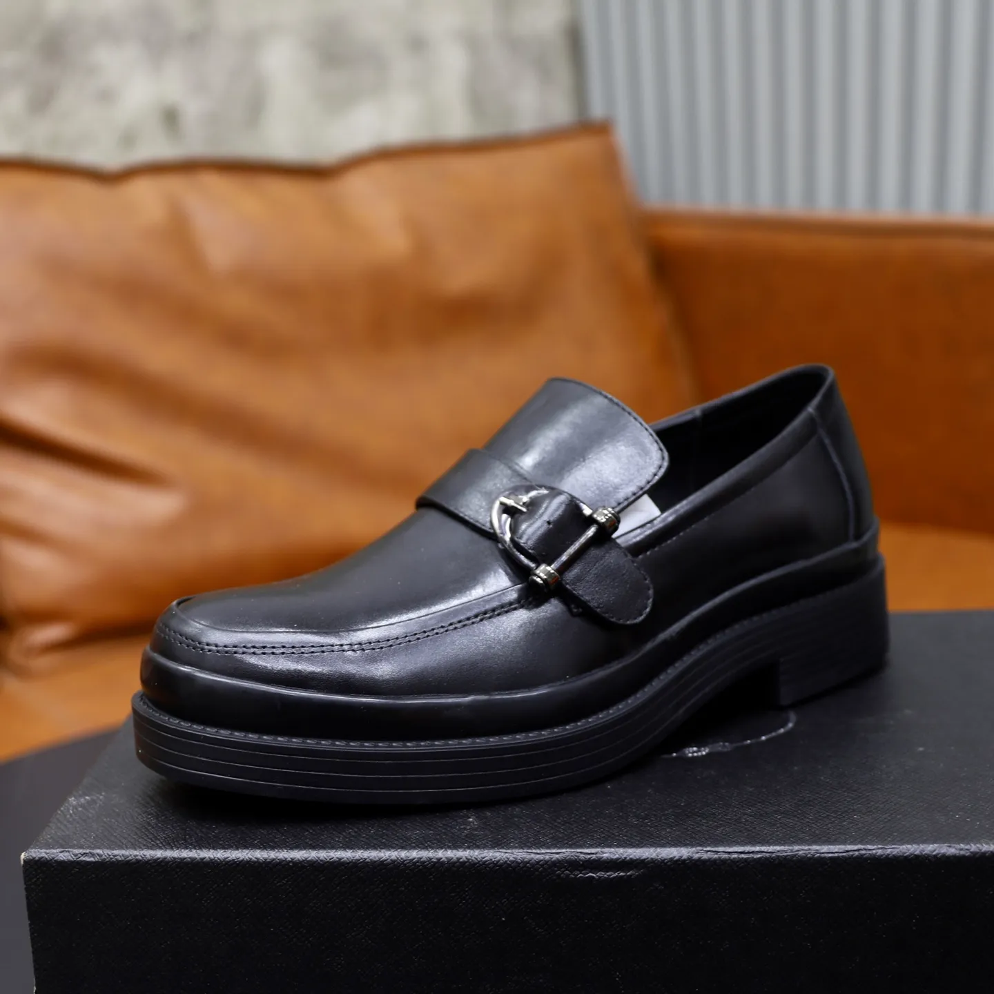 Ex-factory price: 500💰🙅‍♂️🙅‍♂️🙅‍♂️ Brand: PRADA Standard code: Men's code 38-44 (45 can be customized) Grade: Same style as the official website Original order quality Material: Original cowhide surface Comfortable lining Original outsole Style category: Men's fashionable casual leather shoes Distinguished big-name luxury elements Top luxury Color: Color of the actual picture